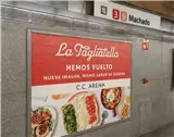 Jet publicitario en el vestíbulo de la estación de Machado, Valencia